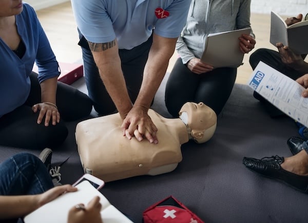 Les gestes de premiers secours indispensables à connaître sur son lieu de travail 4 cpr first aid training concept 2025 02 09 22 54 41 utc 1