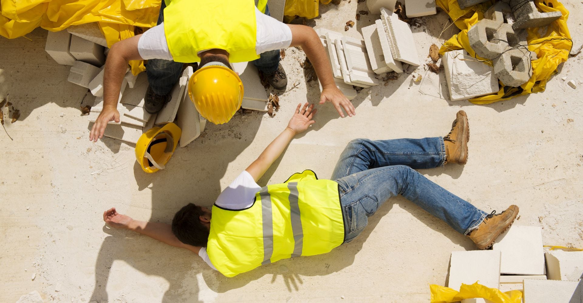 Un ouvrier inconscient sur un chantier