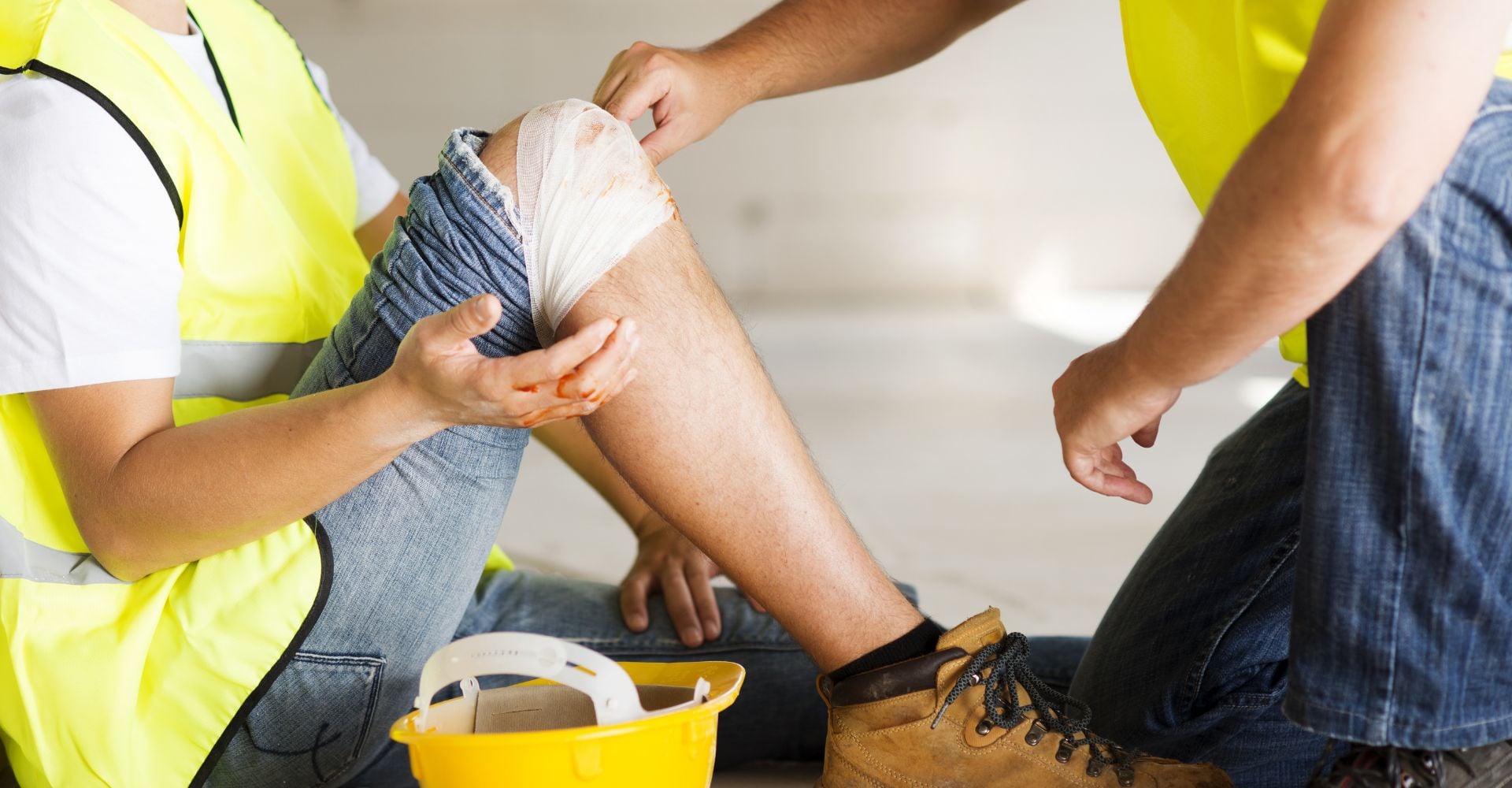 Un ouvrier avec un bandage au genou