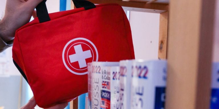 trousse de secours dans une école