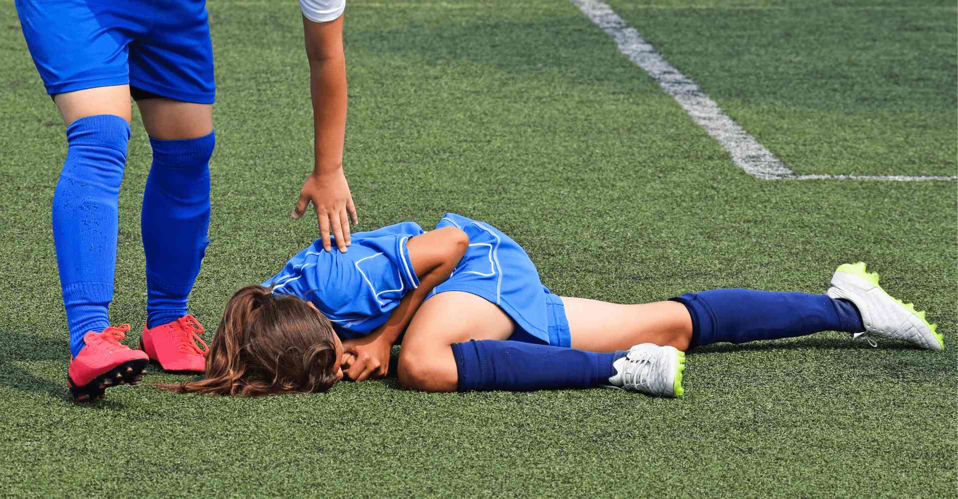 Une joueuse de foot blessée sur le terrain