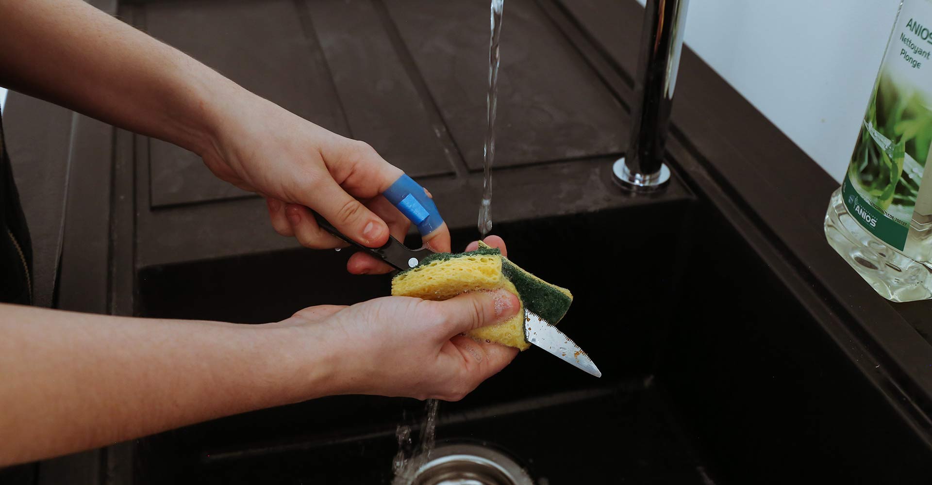 nettoyer le couteau avec un pansement bleu imperméable