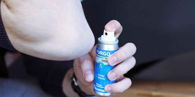 coude blessure avec pansement spray
