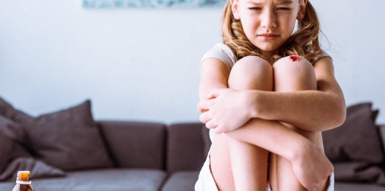 enfant avec une plaie au genou