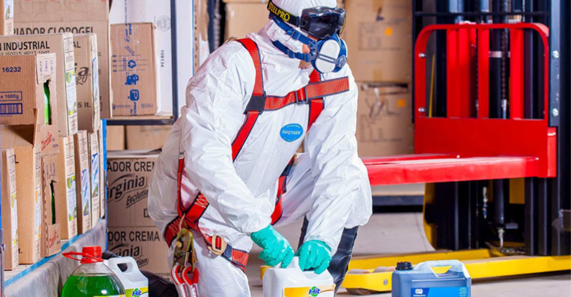 Homme manipulant des produits dangereux