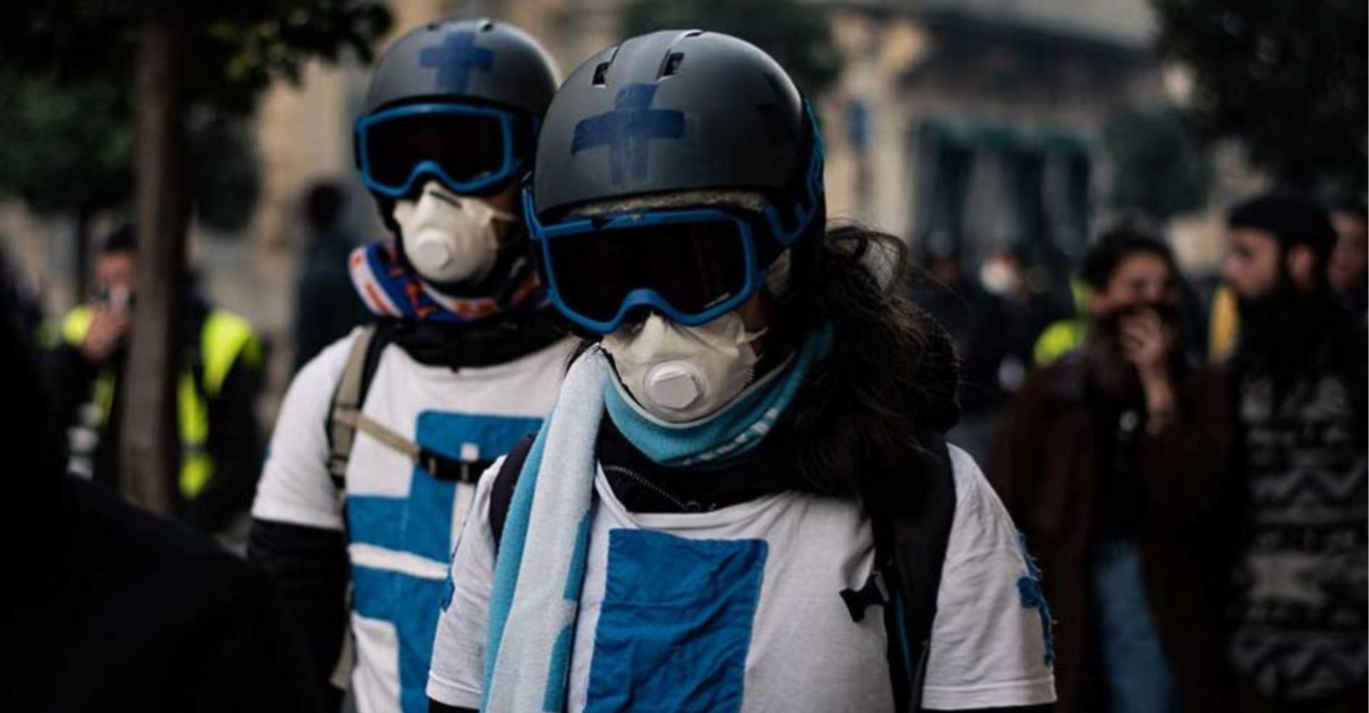 Personnes ayant un masque de protection lors d'une manifestation