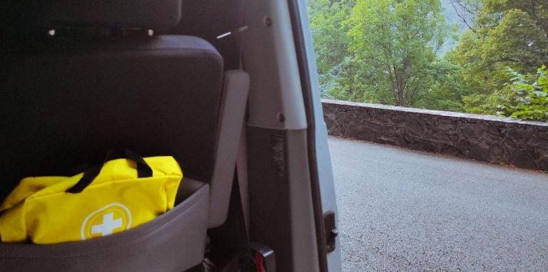 trousse de secours jaune dans un van