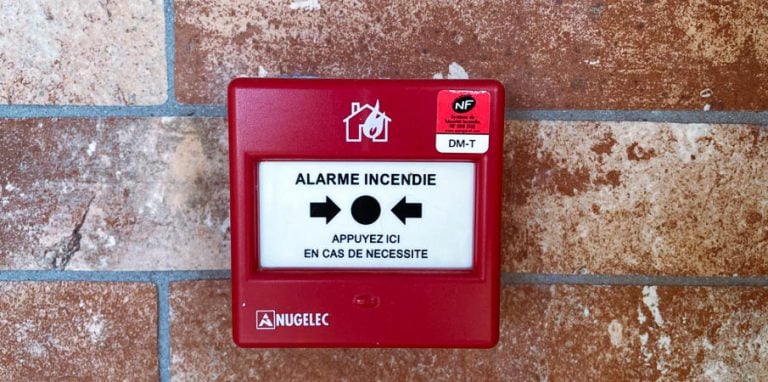 alarme incendie fixée au mur