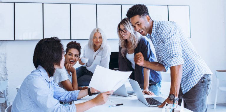 employés en réunion : l'humain au coeur de la RSE
