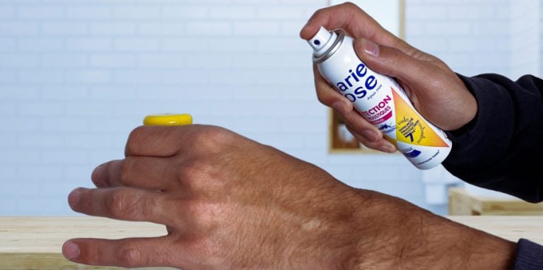 personne appliquant un spray anti-moustique