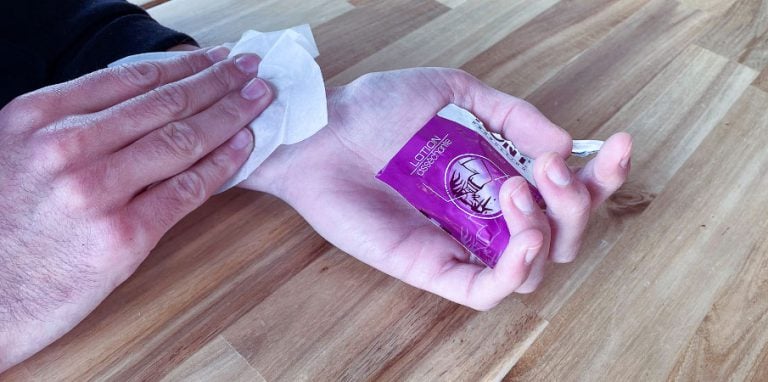 personne appliquant un produit pour assécher une plaie