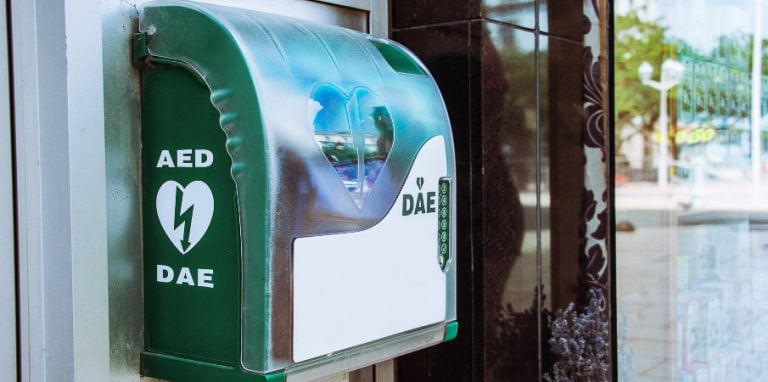 defibrillateur obligatoire placé dans un lieu public