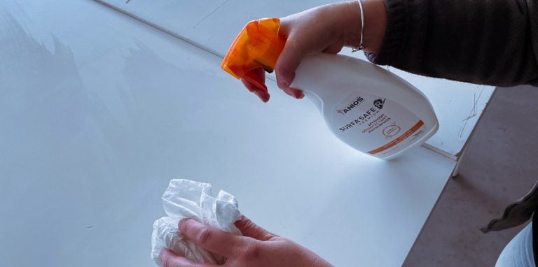 personne en train de désinfecter des surfaces