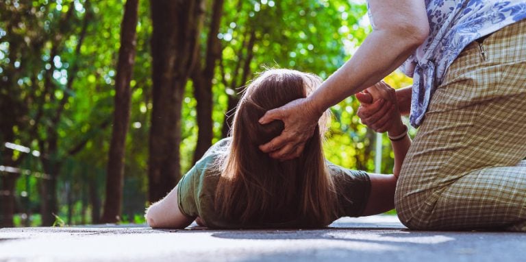 femme en pleine crise d'epilepsie