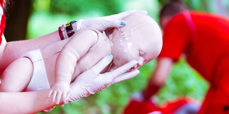simulation d'un etouffement bebe