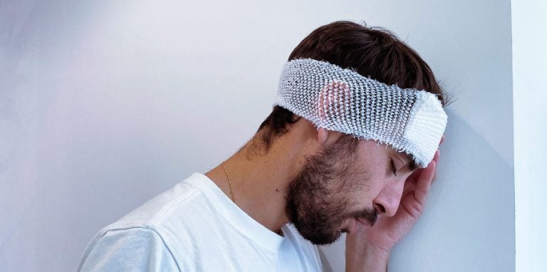 homme portant un filet tubulaire sur la tête