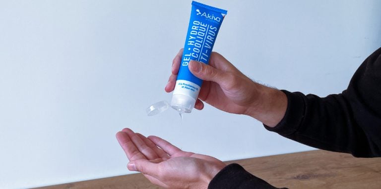 homme appliquant du gel hydro