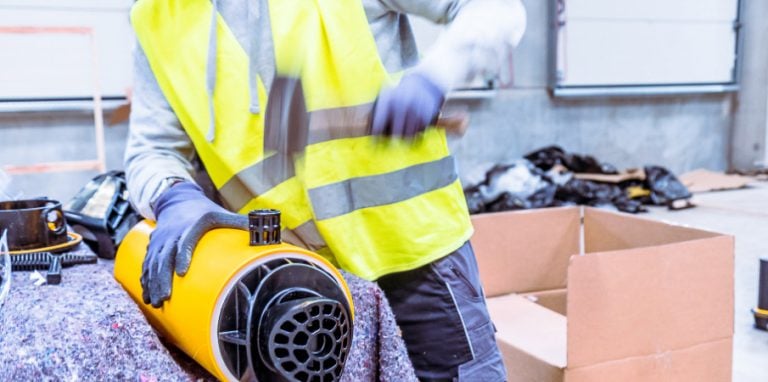 ouvrir portant un gilet jaune