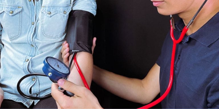 Médecin prenant la tension d'un patient souffrant d'hypertension arterielle
