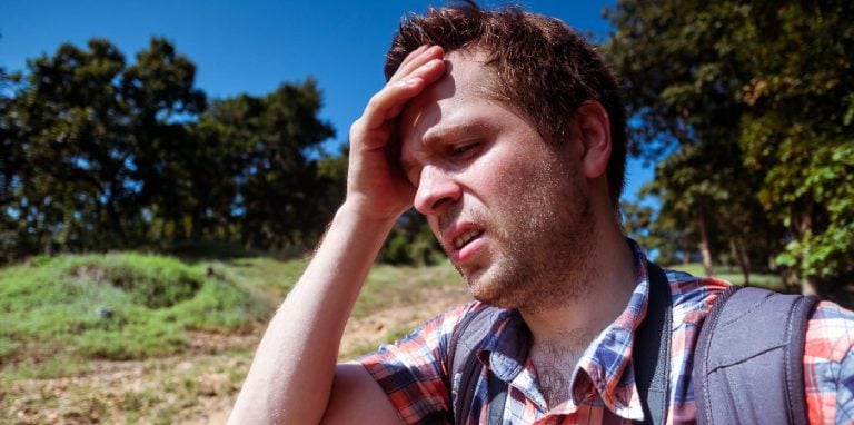 homme souffrant d'une insolation