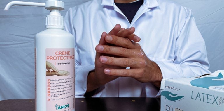 soignant appliquant la crème protectrice des laboratoires anios