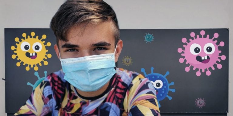 enfant portant un masque à l'école