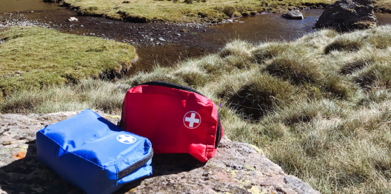 trousses de secours dans un paysage de montagne