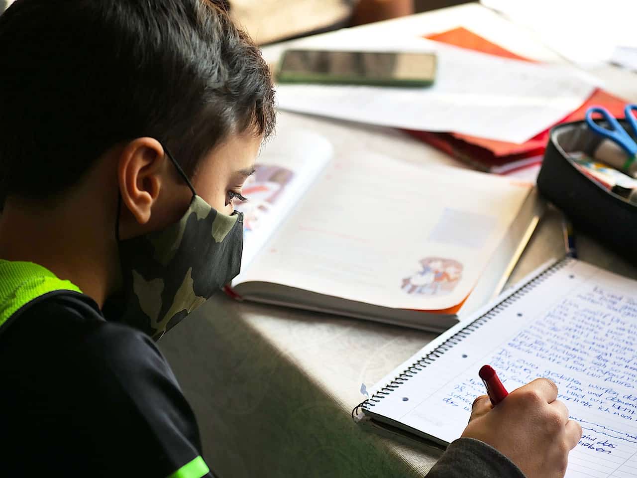 élève garçon portant un masque à l'école