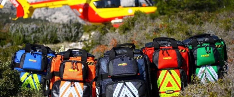sacs Dimatex posés sur l'herbe avec un hélicoptère derrière