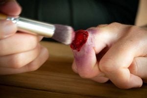 maquillage-doigt-300x200 maquillage-doigt-300x200