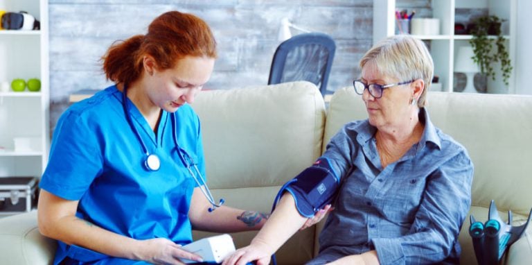 infirmière prenant la tension à une patiente