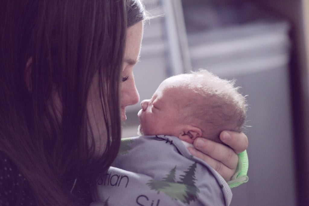 femme portant secours à un bébé
