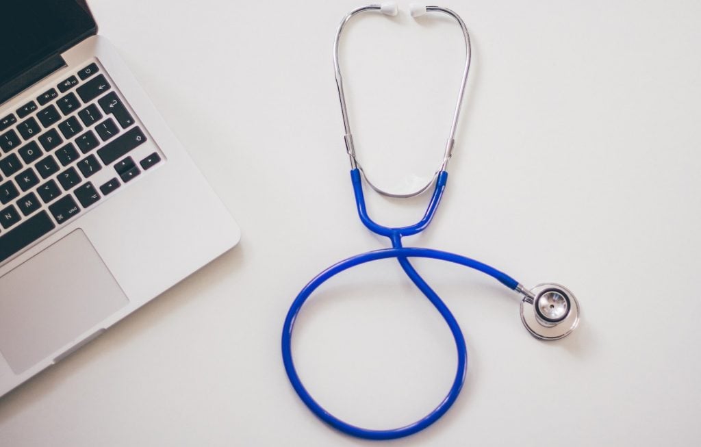 stéthoscope posé sur le bureau d'un médecin