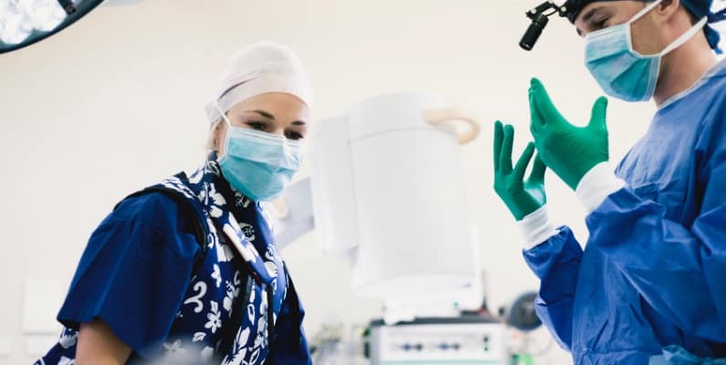personnel soignant portant un masque chirurgical