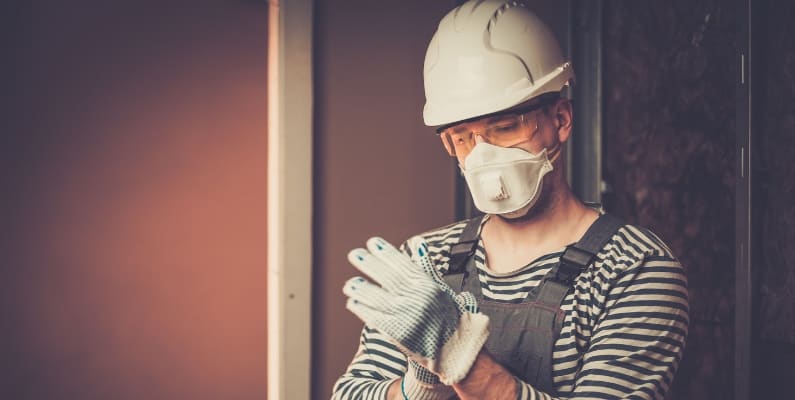 ouvrier portant un masque au travail