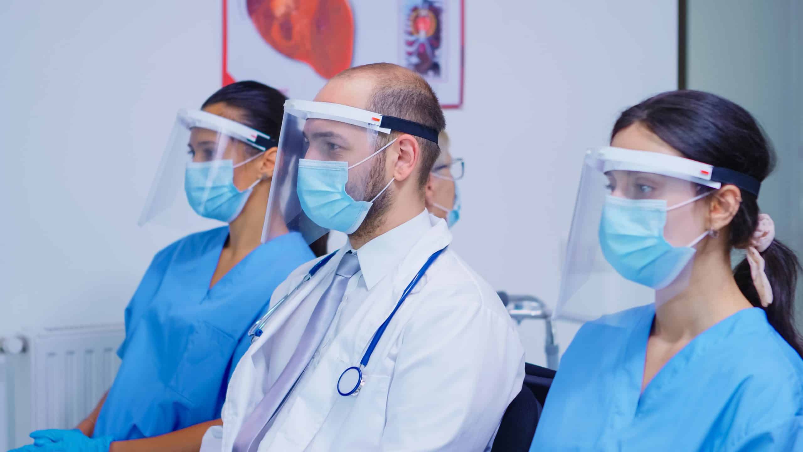 médecins portant une visière de protection contre le Covid