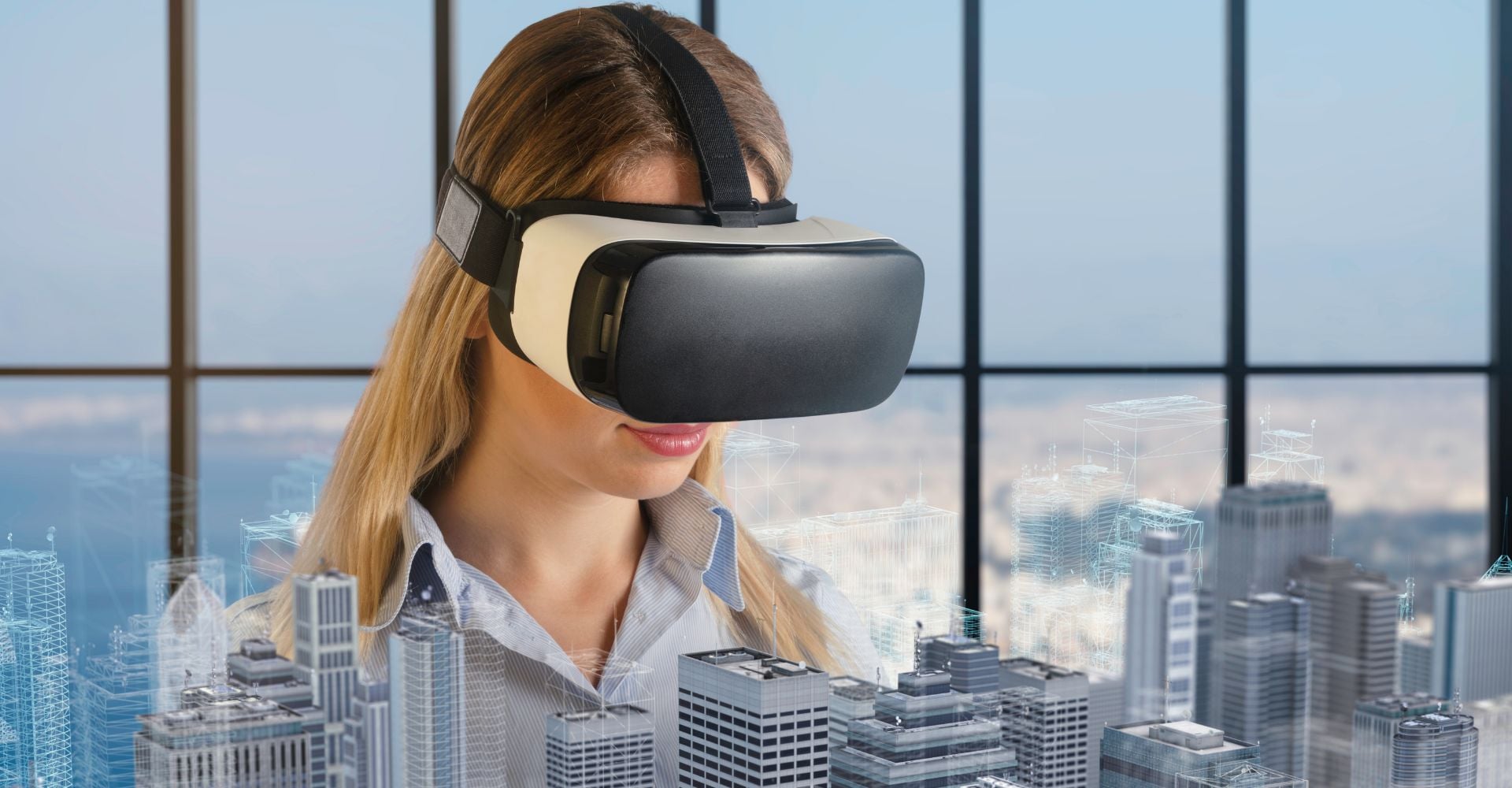 une femme avec un casque de réalité virtuelle