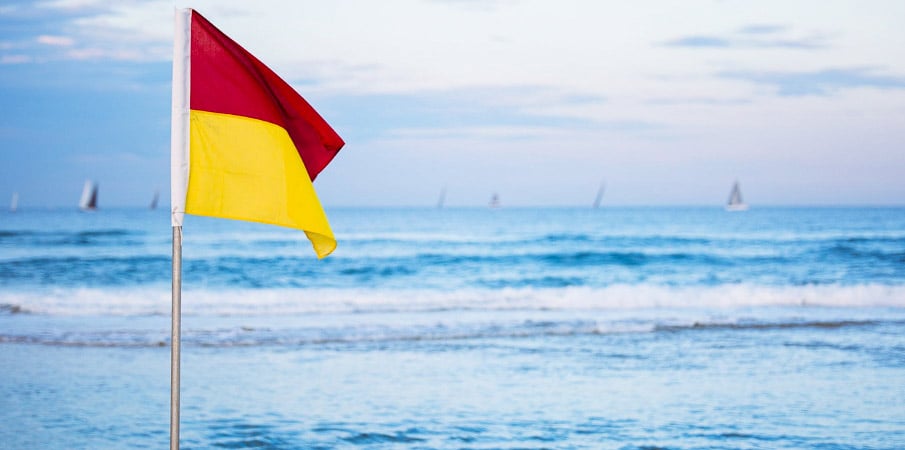 drapeau-plage-rouge-jaune