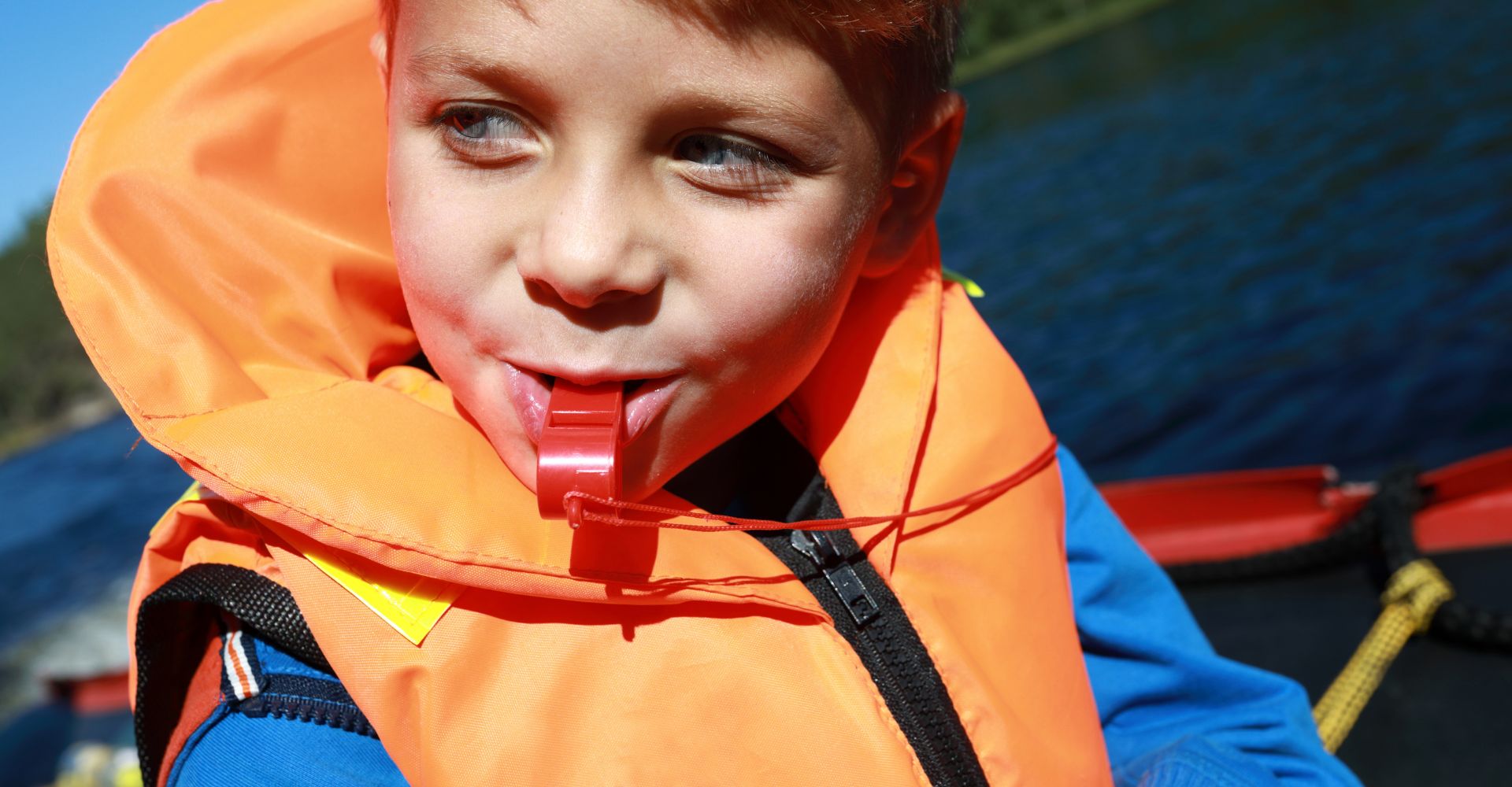 enfant-gilet-de-sauvetage-sifflet-plage