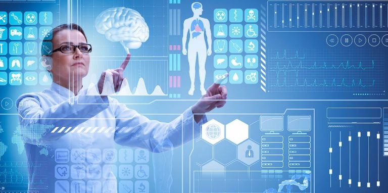 Un médecin devant un écran pleins de données sur la santé d'une personne