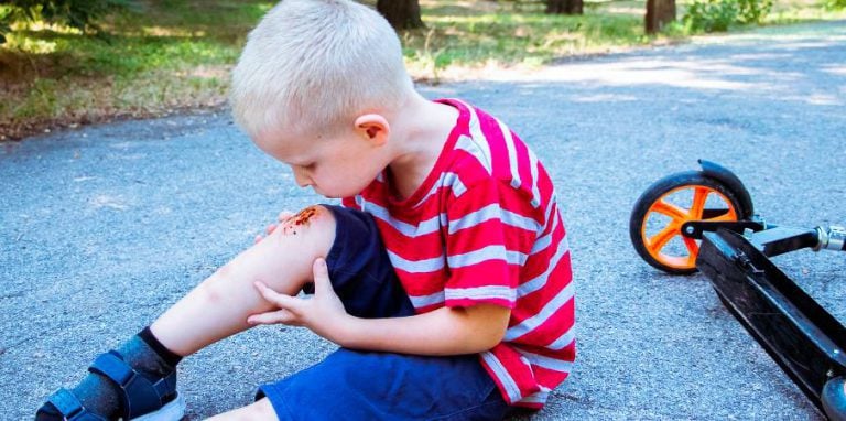 Un enfant avec un bobo au genou