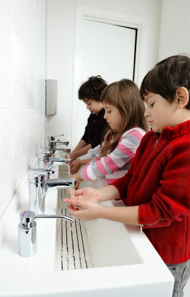 enfants-laver-main-sans-gel-hydroalcoolique