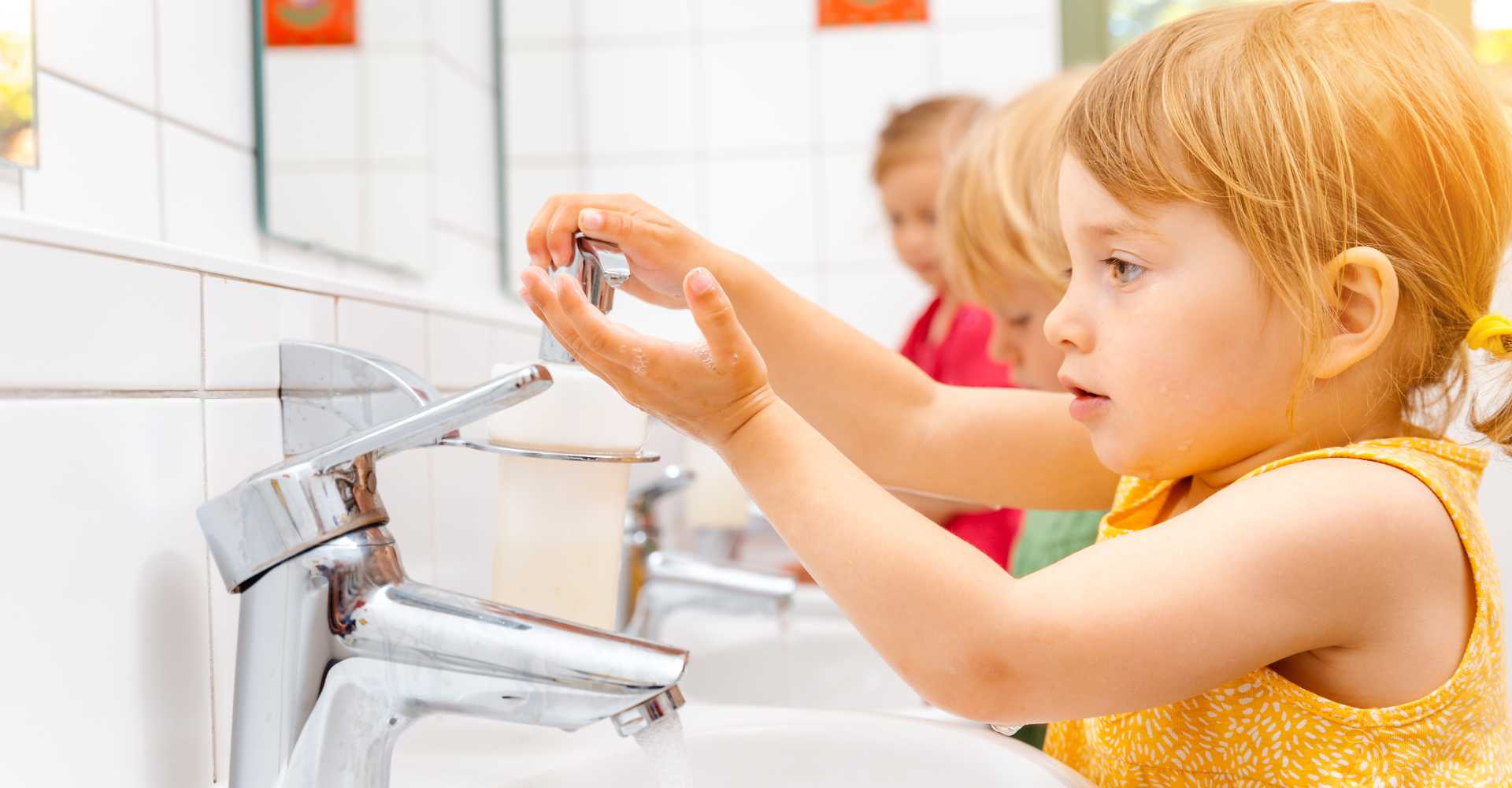 Enfant se lave les mains