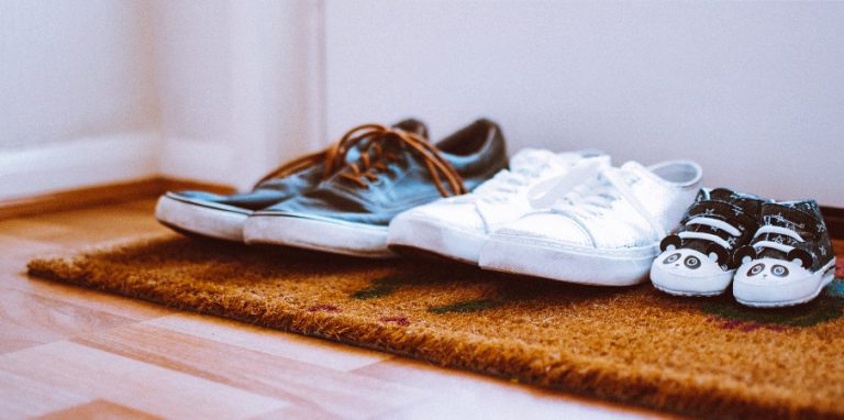Chaussures sur paillasson