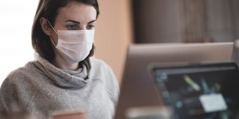 femme travaillant avec un masque