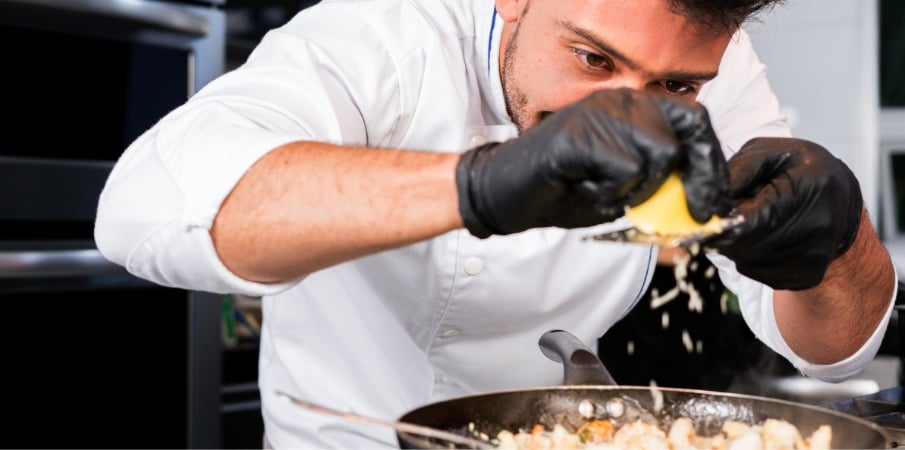 Hygiène en cuisine : gants jetables pour cuisiner - Monuite