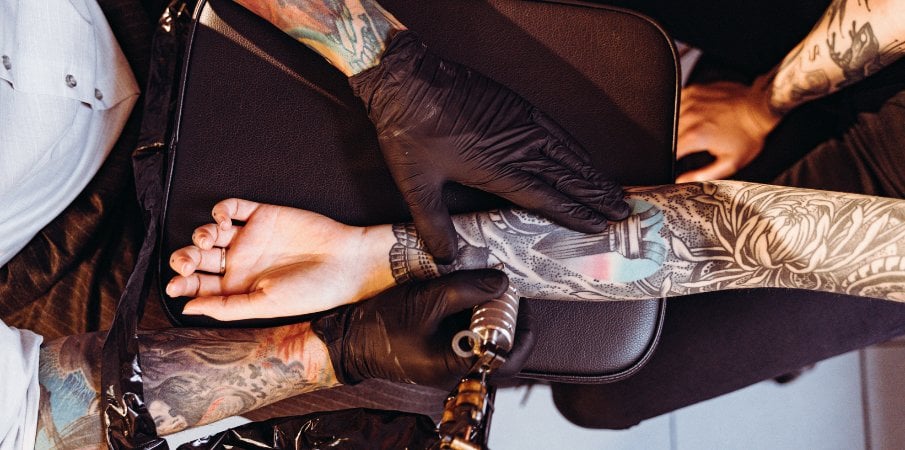 Quels gants pour tatouer ? Tout savoir sur le gant de tatoueur