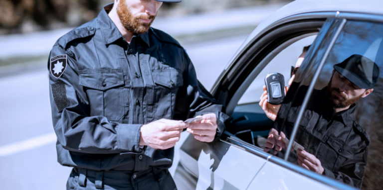 Contrôle d'alcoolémie fait par un policier au volant