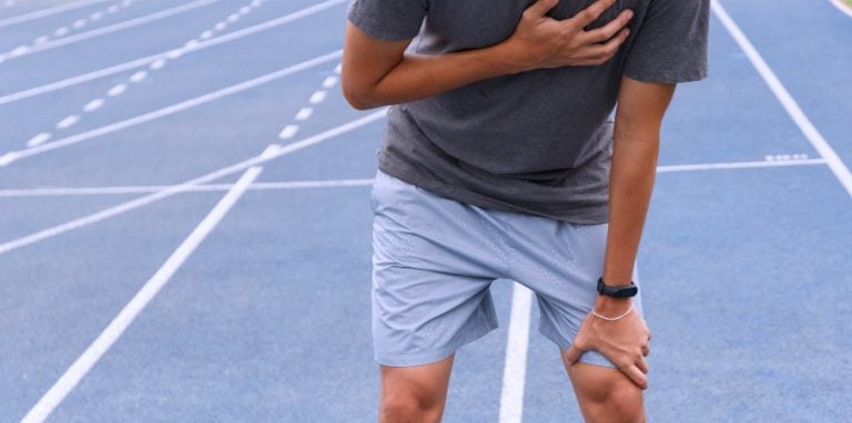un homme sportif qui a mal au coeur