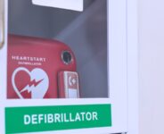 Le rôle crucial des défibrillateurs : utilisation, coût et obligations légales